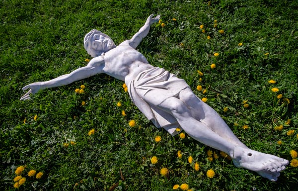 Lissy Projekt Jesus am Kreuz, Bild 14, die Statue mit den fertigen Bohrlöchern