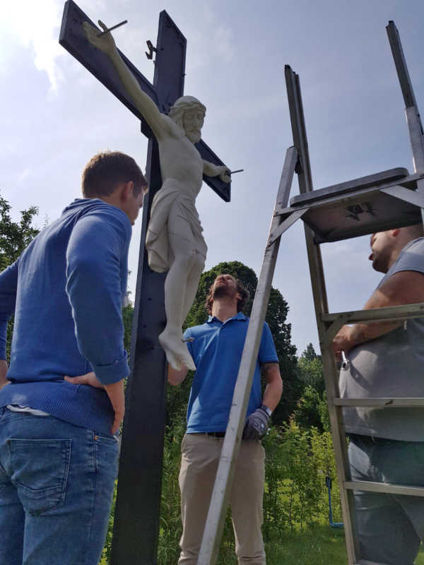 Lissy Projekt Jesus am Kreuz, Bild 17, die Statue wird befestigt