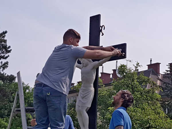Lissy Projekt Jesus am Kreuz, Bild 18, die letzten Schrauben werden angezogen