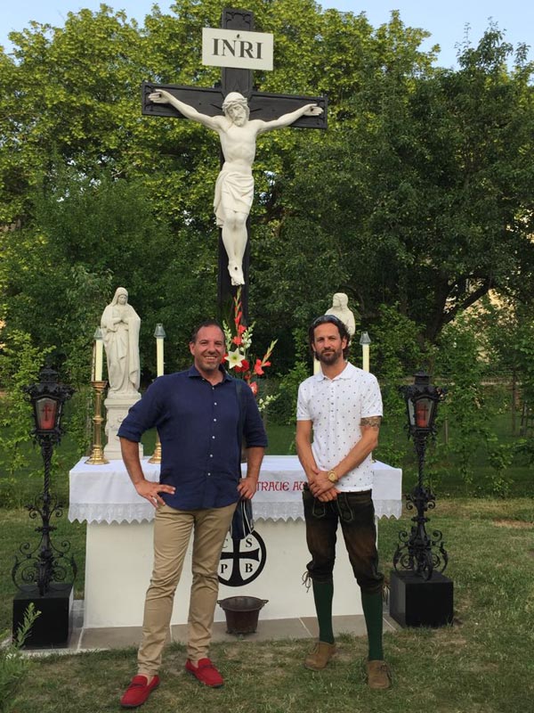 Lissy Projekt Jesus am Kreuz, Bild 25, Oliver Liedl, Geschäftsführer der Fa. Lissy und Claudio Castiello, Geschäftsführer der Fa. Castiello vor Ihrem gelungen Projekt